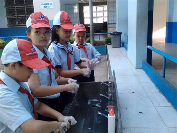 Students wash their hands frequently in order to prevent diseases such as hand, foot and mouth disease, which is starting its peak season. Source of www.pasteurhcm.gov.vn
