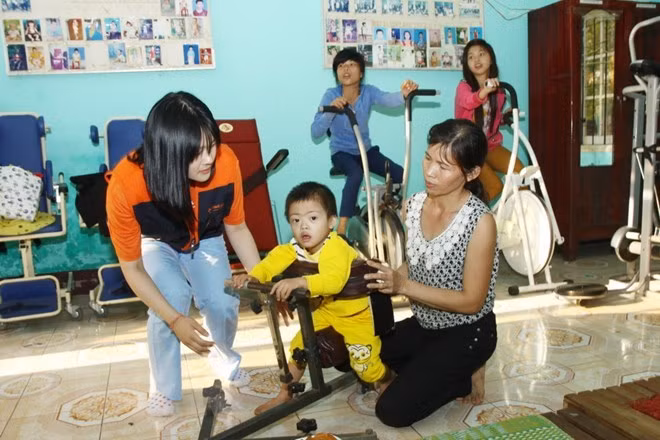 Disabled children will have better access to community-based protection, care and education services thanks to a project recently approved by Prime Minister Nguyen Xuan Phuc. (Photo: VNA)