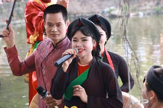 In addition, the festival features many cultural activities, such as drum dance, Quan Ho singing, Tuong singing, and sports events. In addition, the festival features many cultural activities, such as drum dance, Quan Ho singing, Tuong singing, and sports events.