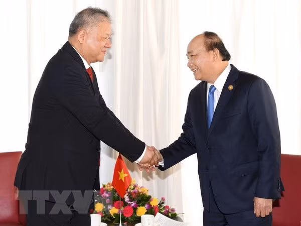 PM Nguyen Xuan Phuc (right) and President Director of PT Nikko Sekuritas Indonesia Harianto Solichin. (Photo: VNA)