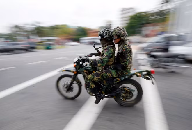 Sri Lankan Special Task Force soldiers are seen on patrol near a mosque during the Friday prayers, five days after a string of suicide bomb attacks on catholic churches and luxury hotels across the island on Easter Sunday, in Colombo, Sri Lanka April 26, 2019. REUTERS/Dinuka Liyanawatte