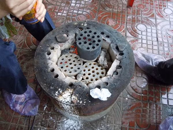 The survey, carried out on 23 out of 30 districts and suburban districts of Hanoi last year, showed that about 63 per cent of coal burners were used in urban districts, mostly by small restaurants and food shops along pavements. Photo petrotimes.vn