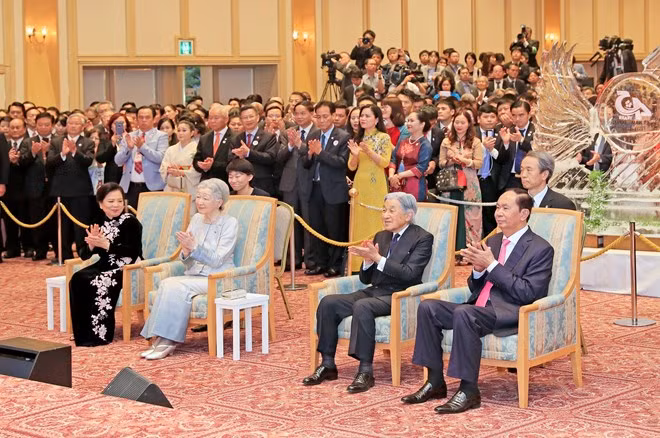 President Tran Dai Quang (first, right) and his spouse (first, left) join Japanese Emperor Akihito (second, right) and Empress Michiko (second, left) in a ceremony to mark the 45th anniversary of bilateral diplomatic ties (September 21) in Tokyo on June 1 (Photo: VNA) President Tran Dai Quang (first, right) and his spouse (first, left) join Japanese Emperor Akihito (second, right) and Empress Michiko (second, left) in a ceremony to mark the 45th anniversary of bilateral diplomatic ties (September 21) in Tokyo on June 1 (Photo: VNA)