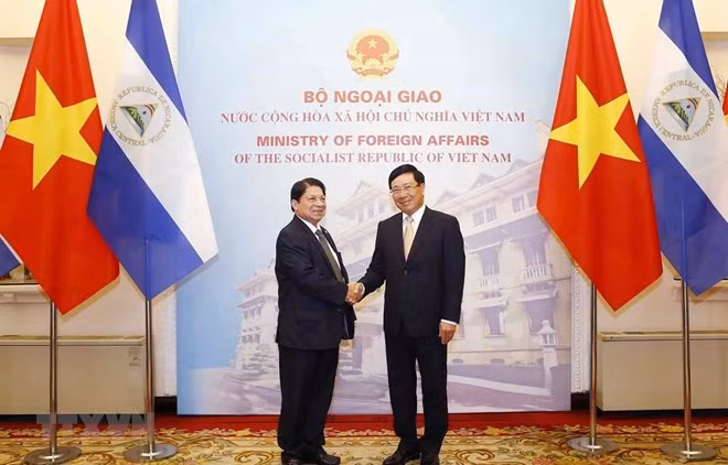 Deputy Prime Minister and Foreign Minister Pham Binh Minh (R) shakes hands with Nicaraguan Foreign Minister Denis Ronaldo Moncada Colindres (Photo: VNA)