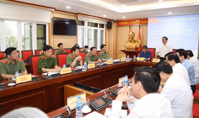 Mr. Pham Minh Chinh speaks at the meeting. Mr. Pham Minh Chinh speaks at the meeting.