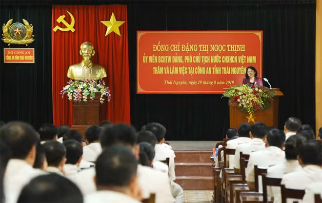 Vice President Dang Thi Ngoc Thinh speaks at the meeting with Thai Nguyen Provincial Police Department.