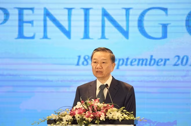 Minister To Lam speaks at the event.