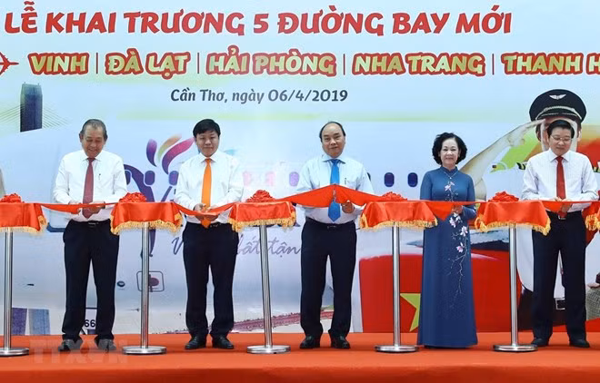 Prime Minister Nguyen Xuan Phuc (centre) and delegates cut ribbon to launch five domestic air routes (Source: VNA) Prime Minister Nguyen Xuan Phuc (centre) and delegates cut ribbon to launch five domestic air routes (Source: VNA)