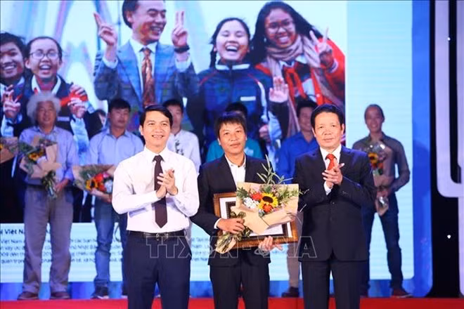 Nguyen Viet Cuong (middle, front row) wins the first prize with the photo "Niem vui tren cay cau huu nghi Viet Nam-Nhat Ban"(Photo: VNA) Nguyen Viet Cuong (middle, front row) wins the first prize with the photo "Niem vui tren cay cau huu nghi Viet Nam-Nhat Ban"(Photo: VNA)