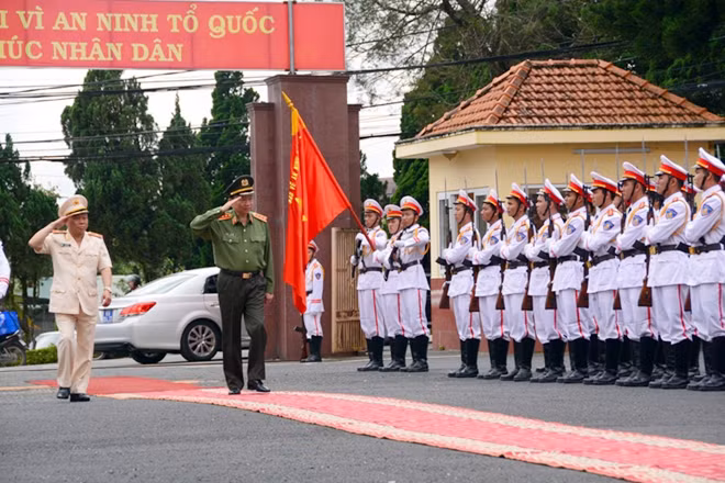 Minister of Public Security works with Lam Dong Provincial Police Department and Fire Police