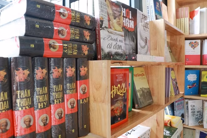 The Book Street features participations of various major publishing houses in Vietnam. The Book Street features participations of various major publishing houses in Vietnam.