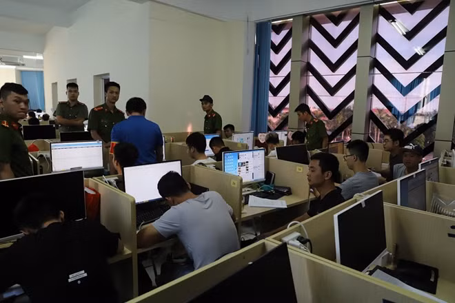 Police arrest suspects involved in the gambling case. Photo: MPS Portal.