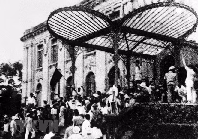 Hanoians go on a march and occupy the Residential Palace of the Tonkin Governor, now the State Guest House, on August 19, 1945