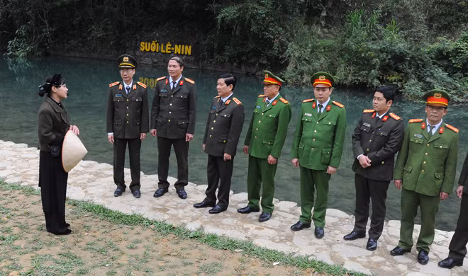 Deputy Minister Nguyen Van Son and his delegation visit Pac Bo Special National Relic.