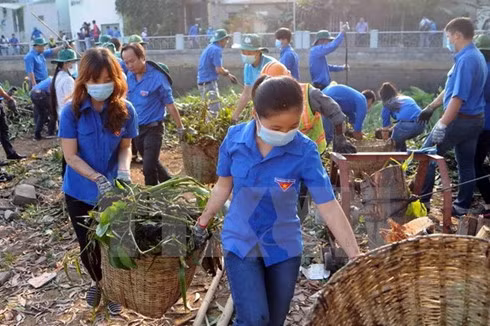 Local youngsters in Ho Chi Minh City clean up canals during Action month for the environment 2016