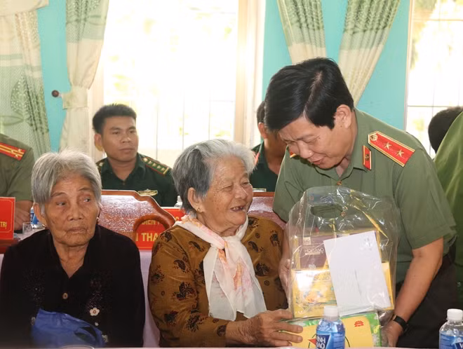 Deputy Minister, Lieutenant General Nguyen Van Son present gifts to Vietnamese Heroic Mothers