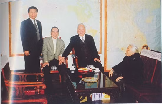 Former Prime Minister Phan Van Khai visited General Le Duc Anh and his wife. Former Prime Minister Phan Van Khai visited General Le Duc Anh and his wife.