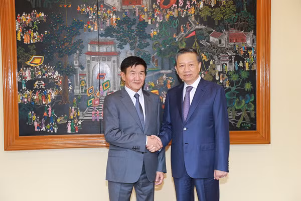 Minister To Lam and Mongolian Minister Tsend Nyamdorj.