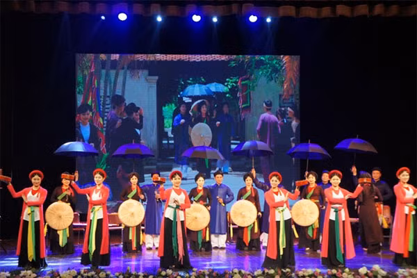 On a song: Vietnamese artists perform Quan ho songs, A UNESCO-recognised intangible cultural heritage, at the ceremony to celebrate the 40th anniversary of the establishment of the Viet Nam National Commission for UNESCO (1977-2017) on Monday in Ha Noi.