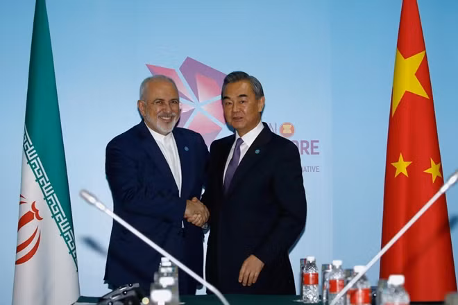 FILE PHOTO - Iran's Foreign Minister Mohammad Javad Zarif and China's Foreign Minister Wang Yi shake hands at a bilateral meeting on the sidelines of the ASEAN Foreign Ministers' Meeting in Singapore, August 3, 2018. REUTERS/Feline Lim