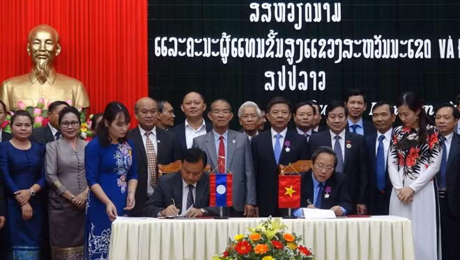 The signing of cooperation agreements between the two localities (Source: VNA)