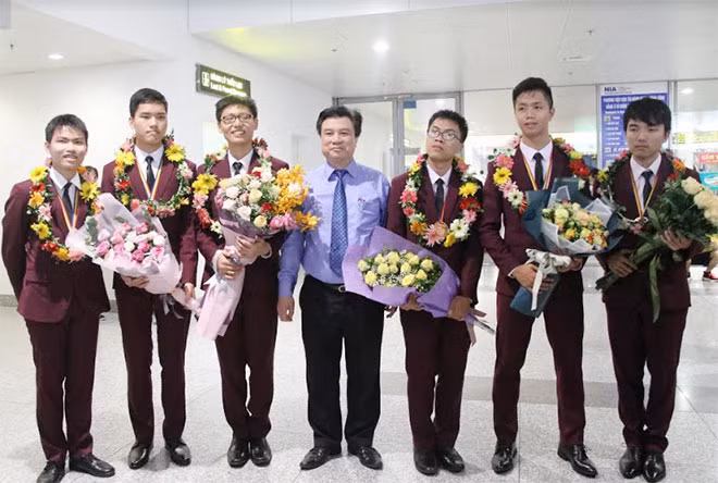 The students were warmly welcomed at the airport