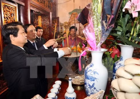 Leaders of Phu Tho province offer incense to the Hung Kings on the first day of the lunar new year, February 16, 2018 (Photo: VNA)