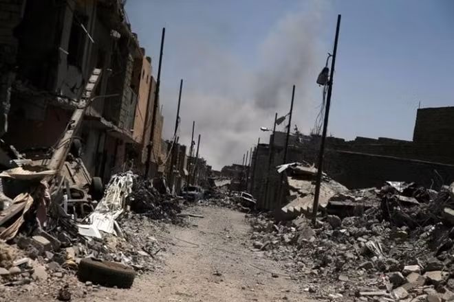 Smoke billows at the frontline, during the ongoing fighting between the Iraqi forces and Islamic State in western Mosul, Iraq June 12, 2017. REUTERS/Alkis Konstantinidis