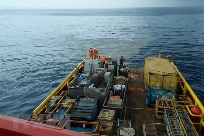 Indonesia's National Search and Rescue Agency detects oil slick at West Java waters where Boeing 737 MAX 8 is defined to go down (Source: AFP/VNA) Indonesia's National Search and Rescue Agency detects oil slick at West Java waters where Boeing 737 MAX 8 is defined to go down (Source: AFP/VNA)