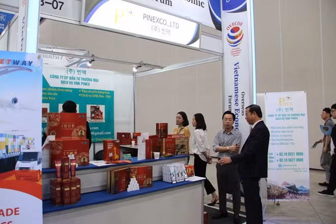 A number of trade fairs, trade promotion activities, and technology exchanges are held as part of the forum to embrace links between Vietnamese enterprises at home and Korean counterparts and overseas Vietnamese businesses across the five continents.