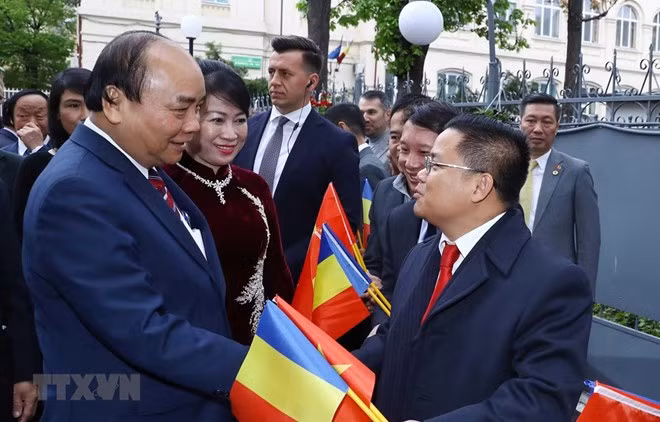 Prime Minister Nguyen Xuan Phuc (left) meets with overseas Vietnamese in Romania (Photo: VNA) Prime Minister Nguyen Xuan Phuc (left) meets with overseas Vietnamese in Romania (Photo: VNA)