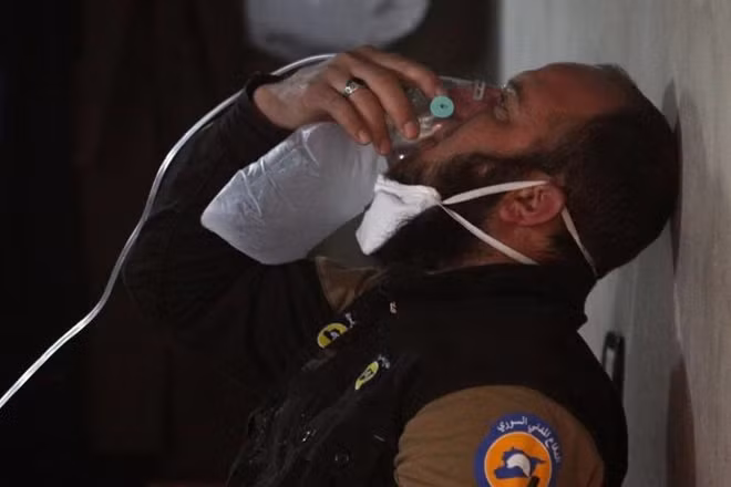 A civil defence member breathes through an oxygen mask, after what rescue workers described as a suspected gas attack in the town of Khan Sheikhoun, Idlib, Syria April 4, 2017. REUTERS/Ammar Abdullah