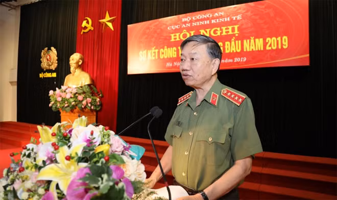 Minister To Lam speaks at the event.
