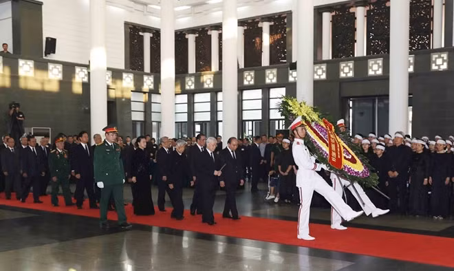 A delegation of the Communist Party of Vietnam (CPV) Central Committee led by General Secretary Nguyen Phu Trong pay tribute to Do Muoi