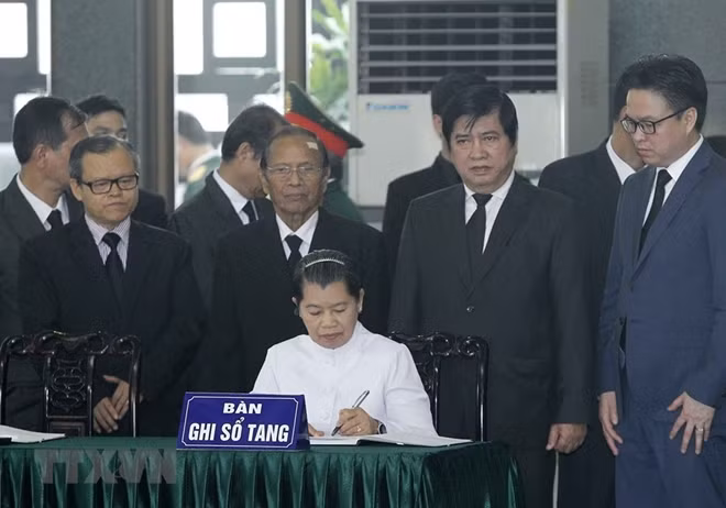 Head of Cambodian delegation writes in the funeral book