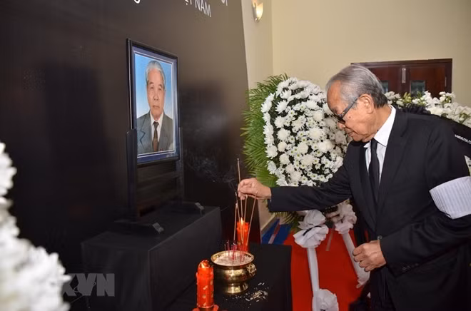 Cambodian Deputy Prime Minister and Minister of the Royal Palace Samdech Kong Sam Ol lit incense in memory of the deceased Vietnamese Party leader at the Vietnamese Embassy in Cambodia