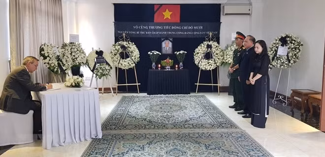 The US Ambassador to Myanmar writes in the funeral book