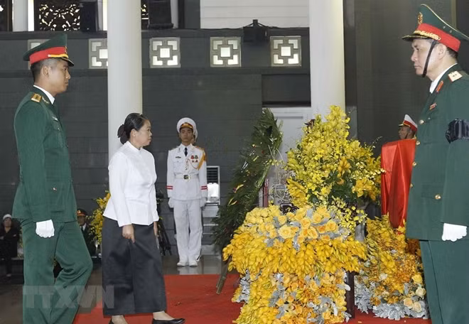 A Cambodian delegation, led by Ms. Men Sam An, Permanent Deputy Prime Minister of Cambodia, visits and pays tribute to former Party chief Do Muoi.