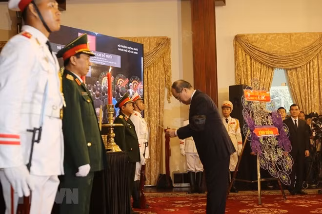 Politburo member and Secretary of the municipal Party Committee Nguyen Thien Nhan offers incense to the former Party General Secretary (Source: VNA)