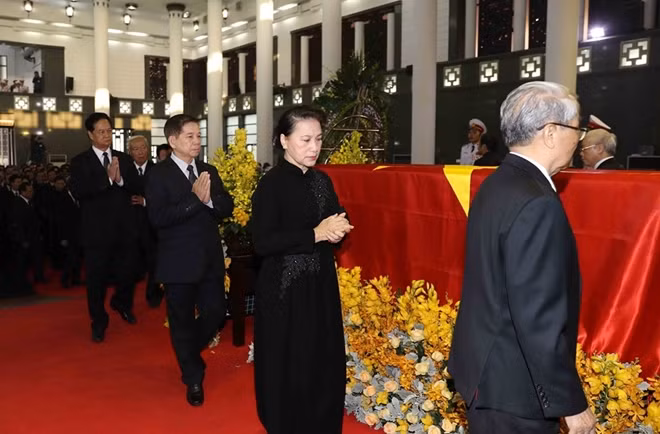 National Assembly Chairwoman Nguyen Thi Kim Ngan, former President Nguyen Minh Triet, former Prime Minister Nguyen Tan Dung, former National Assembly Chairman Nguyen Van An paid last respects to the Party leader