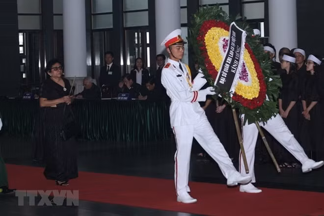Vietnamese embassies abroad began to hold tribute-paying ceremonies and open condolence books for former General Secretary of the Communist Party of Vietnam Do Muoi. Comrade Do Muoi was born on February 2, 1917; after a period of illness, despite the wholehearted care by the Party, State, medical group and his family, he passed away at 23:12 on October 1, 2018, of serious illness and old age at the Military Central Hospital 108 in Hanoi.