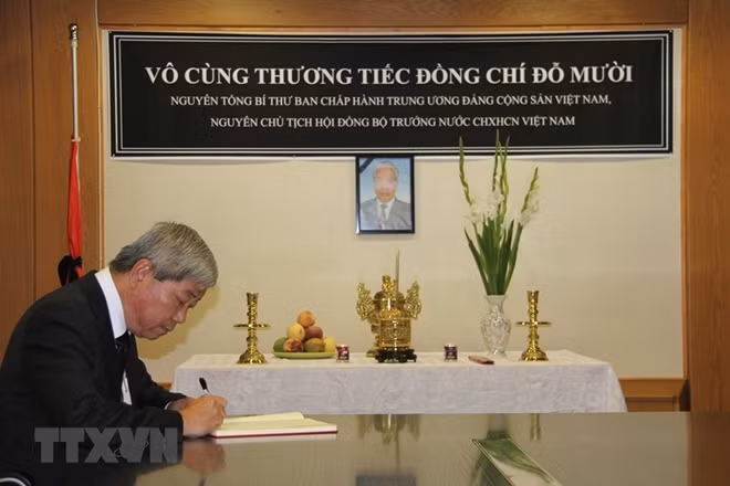 Vietnamese Ambassador to Israel Cao Tran Quoc Hai writes in the condolence book