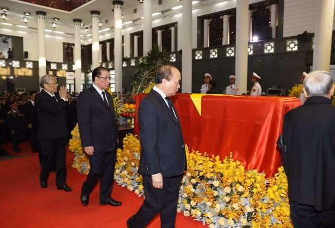 Prime Minister Nguyen Xuan Phuc, former CPV General Secretary Nong Duc Manh, former President Tran Duc Luong