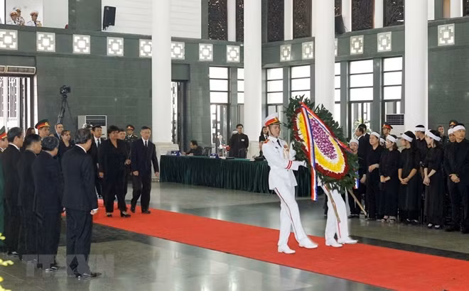 A Cuban delegation, led by Ms. Olga Lidia Tapia Iglesias, Member of the Secretariat and Head of the Department of Education, Sports and Science of the Central Committee of the Party of Cuba, pays tribute to former Party chief Do Muoi.