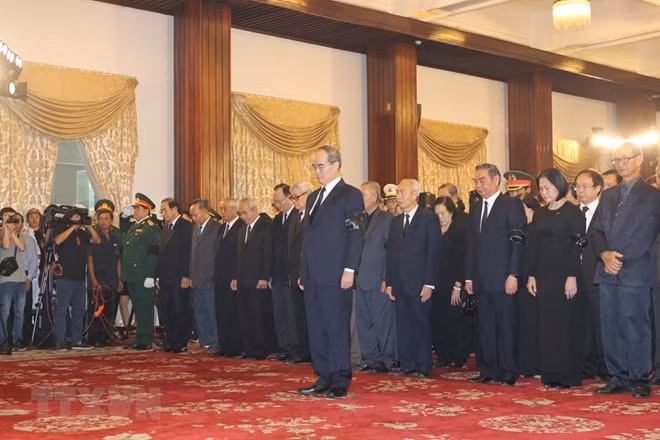 Politburo member and Secretary of the municipal Party Committee Nguyen Thien Nhan, leaders and former leaders of Ho Chi Minh City devote one minute-silence in memory of the deceased leader (Source: VNA)