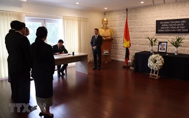 Lao Ambassador to Australia Sisavath Inphachanh pays tribute to the deceased leader and writes in funeral book at the Vietnamese Embassy in Australia