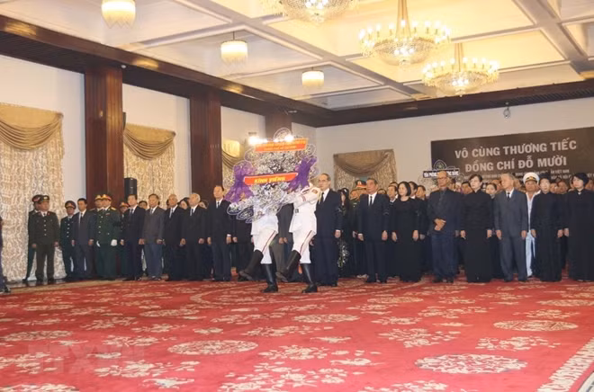 A delegation of the Ho Chi Minh City Party Committee, People's Council, People's Committee, Vietnam Fatherland Front chapter led by Politburo member and Secretary of the municipal Party Committee Nguyen Thien Nhan pay tribute to former General Secretary of the Communist Party of Vietnam Do Muoi (Source: VNA)