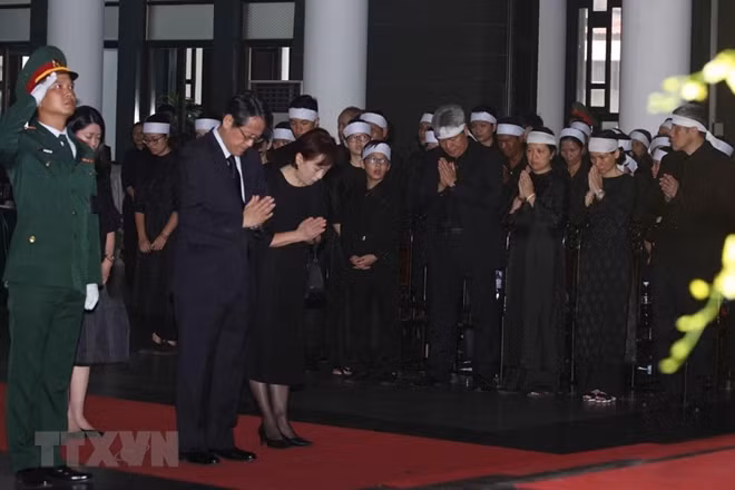 At the Vietnamese Embassy in Japan, many Japanese officials and friends expressed their sympathies over the death of the former Party General Secretary. Among the mourners were Speaker of the House of Representatives Tadamori Oshima, Deputy Speaker of the House of Representatives Hirotaka Akamatsu, Deputy Foreign Minister Norikazu Suzuki, Mie prefecture’s Governor Eikei Suzuki, Special Advisor of the Japan-Vietnam Parliamentary Friendship Alliance Tsutomu Takebe, and Japan-Vietnam Special Ambassador Sugi Ryotaro.
