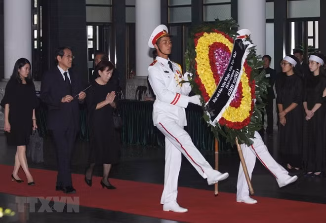 A Delegation of the Embassy of Japan in Vietnam, led by Ambassador Umeda Kunio, pays tribute to former Party chief Do Muoi.