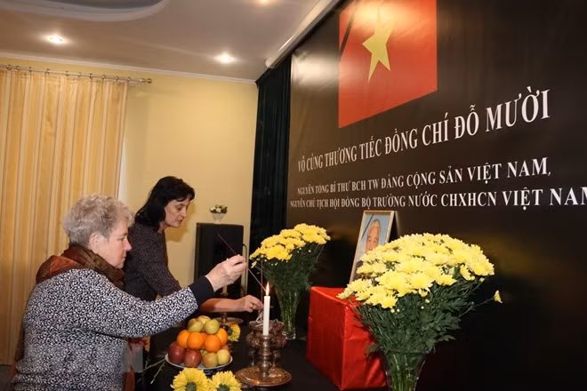Guests pay tribute to former CPV General Secretary Do Muoi at the Vietnamese Embassy in Ukraine